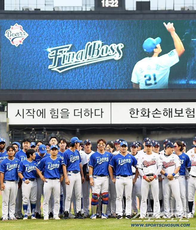 28일 잠실구장에서 열린 두산 베어스와 삼성 라이온즈의 경기 시작 전 오승환 은퇴 투어 행사가 진행됐다. 오승환이 양 팀 선수들과 함께 기념촬영을 하고 있다. 잠실=박재만 기자 pjm@sportschosun.com/2025.08.28/