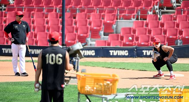 5일 광주KIA챔피언스필드에서 열린 KT와 KIA의 경기, KIA 이범호 감독이 오선우의 수비훈련을 지도하고 있다. 광주=허상욱 기자wook@sportschosun.com/2025.09.05/