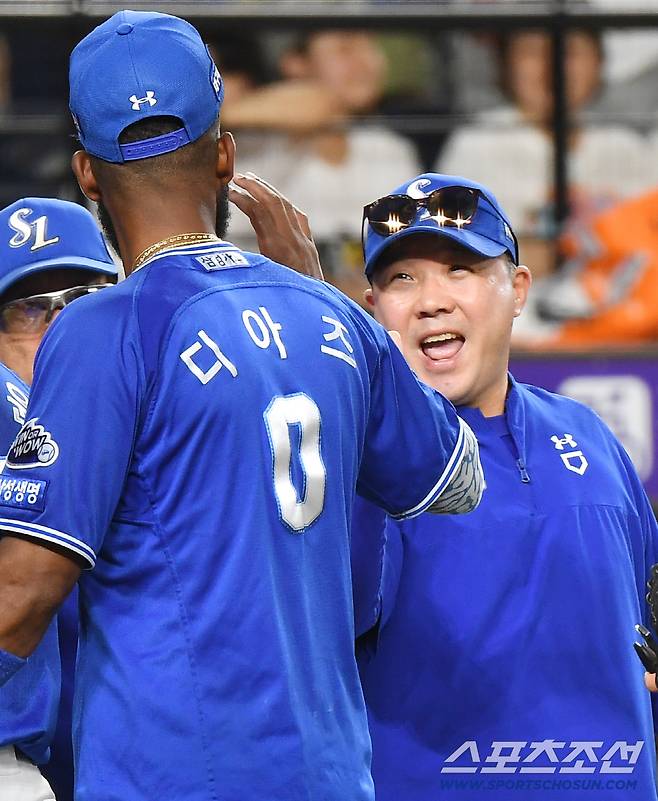 29일 대전 한화생명볼파크에서 열린 삼성-한화전. 5대3으로 승리한 삼성 박진만 감독이 디아즈와 하이파이브하고 있다. 대전=정재근 기자 cjg@sportschosun.com/2025.8.29/