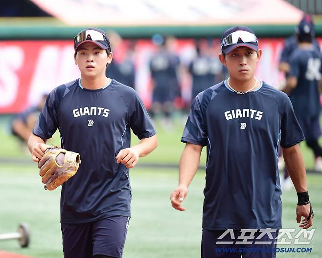 5일 인천 SSG랜더스필드에서 열리는 SSG와 롯데의 경기. 함께 몸을 풀고 있는 롯데 박찬형, 황성빈. 인천=송정헌 기자songs@sportschosun.com/2025.09.05/