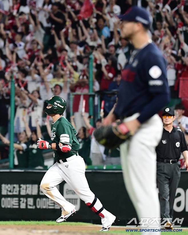 5일 인천 SSG랜더스필드에서 열린 SSG와 롯데의 경기. 5회말 롯데 벨라스케즈 상대 솔로홈런을 날린 SSG 최정. 인천=송정헌 기자songs@sportschosun.com/2025.09.05/