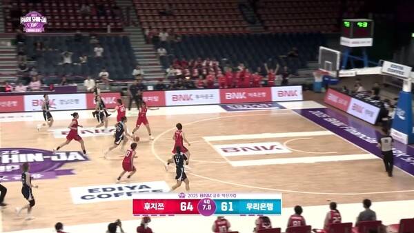 종료 10초를 남기고 3점차 뒤진 우리은행. 상대는 3점만 막고 있는데 이명관은 2점을 넣으러 가고 있다. ⓒ중계화면 캡처