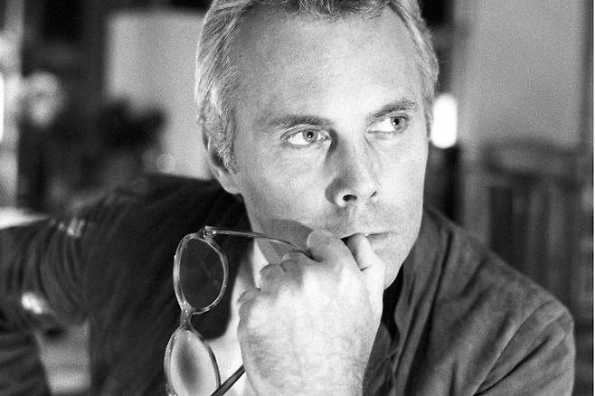 아르마니는 밀라노 백화점의 쇼윈도 장식 담당자로 일하게 되며 패션 디자인에 발을 디뎠다