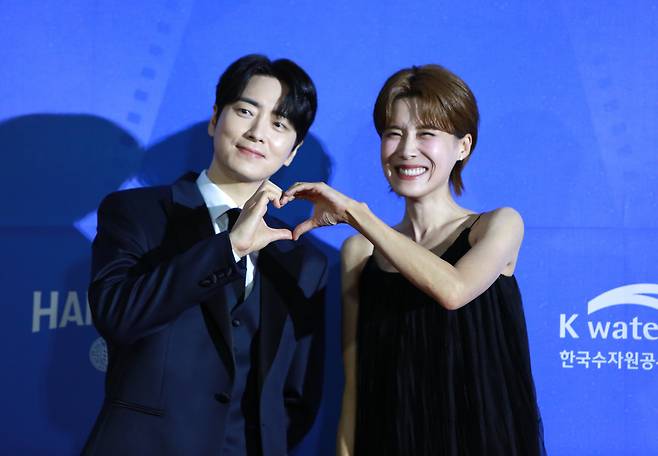 4일 오후 충북 제천비행장에서 열린 21회 제천국제음악영화제 개막식에 앞서 공동 사회를 맡은 이준혁과 장도연이 손하트를 만들어보이고 있다./뉴스1