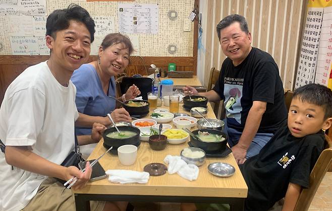 부산 부산진구 서면 한 돼지국밥에서 일본인 관광객들이 돼지국밥을 먹기 전 기념사진을 촬영하고 있다. /김미희 기자