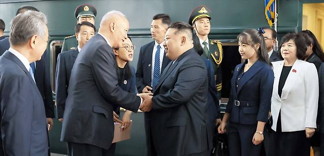 중국 전승절 80주년 열병식을 하루 앞둔 지난 2일 김정은 북한 국무위원장이 전용 열차를 타고 베이징역에 도착해 마중 나온 차이치 중국공산당 중앙서기처 서기와 악수하고 있다. 김정은 바로 뒤에 딸 주애가 있고, 그 뒤에는 최선희 북한 외무상이 서있다. 맨 왼쪽엔 차이치와 함께 나온 왕이 중국 외교부장이 보인다. / 조선중앙통신 연합뉴스