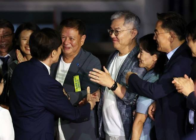 조국 조국혁신당 전 대표가 지난달 15일 오전 서울 구로구 서울남부교도소에서 광복절 특사로 출소하며 같은 날 함께 사면·복권 된 최강욱 전 의원과 악수하고 있다. ⓒ뉴시스