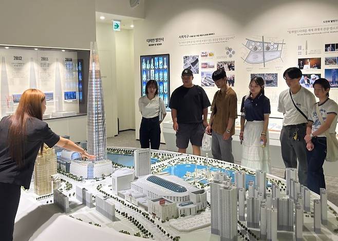 일본 오사카경제대 학생들이 지난 4일 신격호 기념관을 방문해 롯데월드타워, 롯데월드 어드벤처 등 롯데를 상징하는 건물들에 대한 설명을 듣고 있다.ⓒ롯데