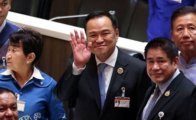 5일(현지시간) 태국 하원에서 열린 총리 선출 투표에서 승리한 아누틴 찬위라꾼 총리 당선인이 활짝 웃으며 손을 흔들고 있다. ⓒ 로이터/연합뉴스