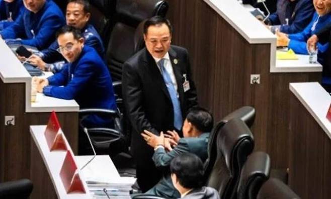 5일(현지시간) 태국 하원에서 신임 총리로 선출된 아누틴 찬위라꾼 전 부총리가 동료 의원들이 축하를 받고 있다. ⓒ AFP/연합뉴스