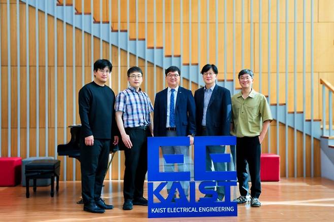 (왼쪽부터) 최신현·윤영규·최성율·유승협 KAIST 전기및전자공학부 교수, 김경민 신소재공학과 교수. KAIST 제공.
