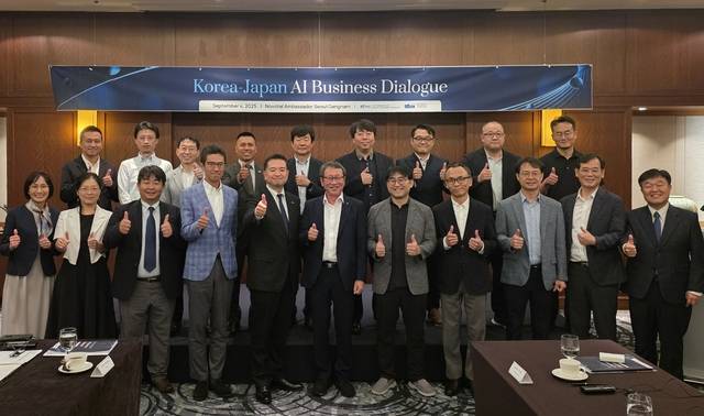 한국정보산업연합회와 일본정보서비스산업협회, 양국 기업 관계자들이 지난 4일 서울 노보텔 강남에서 열린 행사에서 기념촬영을 하고 있다. 한국정보산업연합회 제공