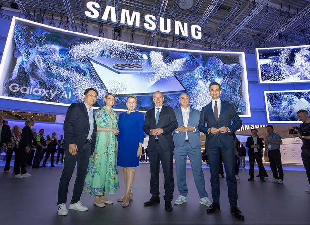 5일(현지시간) 독일 베를린에서 열린 IFA 2025 삼성전자 부스에서 김만영(사진 좌측에서 첫 번째)삼성전자 독일법인장 부사장과 카이 베그너(왼쪽에서 네번째)베를린 시장이 기념촬영을 하고 있는 모습. 삼성전자 제공