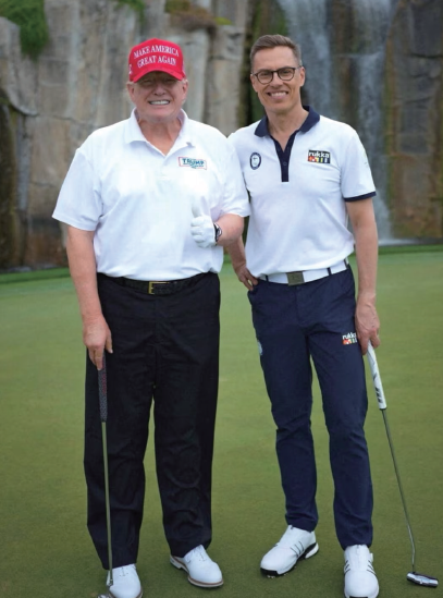 2025년 3월 29일 미국 플로리다주 웨스트팜비치의골프장에서 도널드 트럼프(왼쪽) 미국 대통령과 알렉산데르 스투브 핀란드 대통령이 골프 회동 후 기념 사진을 찍고 있다. /사진 핀란드 대통령실