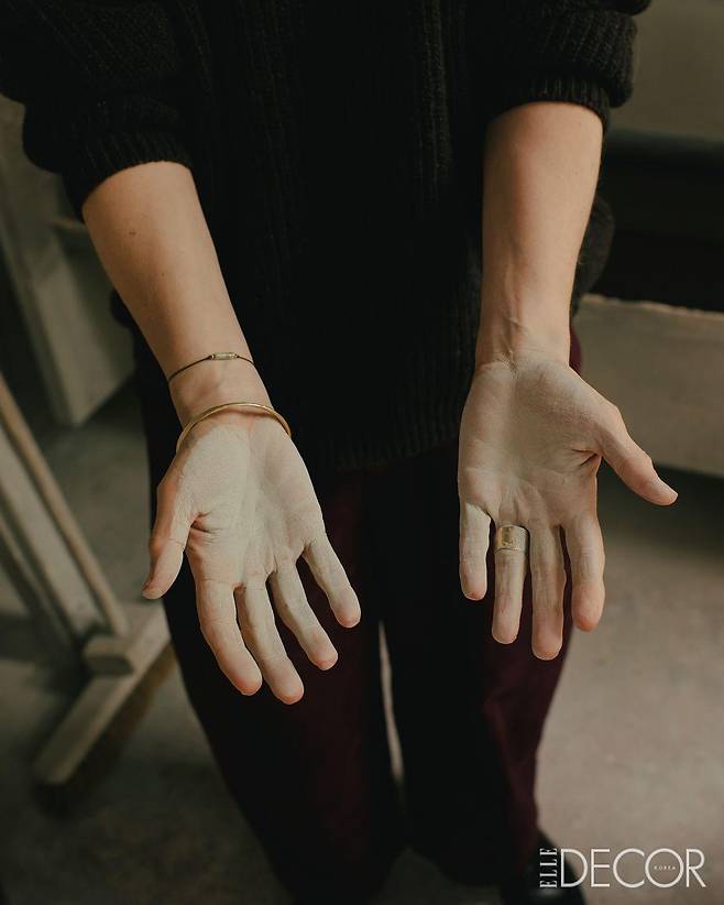 작업 중인 파예 투굿의 손. 그는 도면을 그리지 않고 재료와 직접적인 대화를 나눈다.