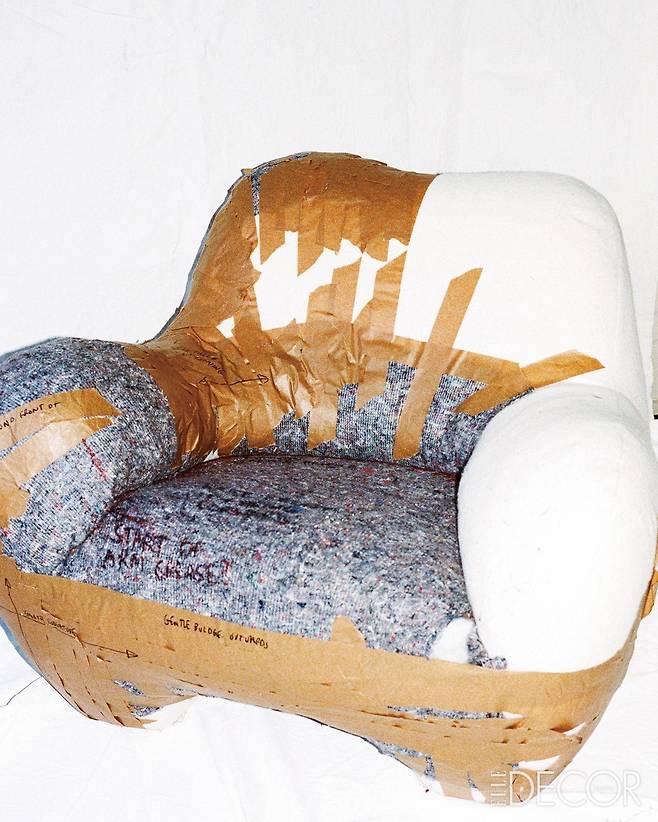 구미 암체어를 개념적으로 풀어낸 아트워크 오브제.