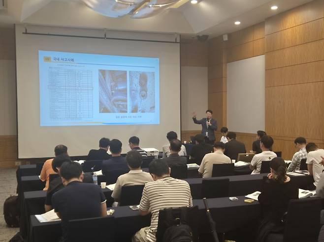 TS 관계자가 원주 오크밸리리조트에서 궤도 안전관리책임자 전문교육을 실시하고 있다. TS 제공
