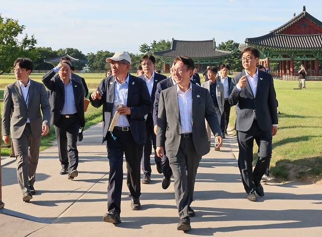 김민석 국무총리가 경북 경주시 동궁과 월지를 찾아 APEC 참가자 관광 프로그램 준비 현황을 보고 받은 뒤 유홍준 국립중앙박물관장, 최휘영 문화체육관광부 장관 등과 현장을 둘러보고 있다. 2025.8.29. (ⓒ연합뉴스, 무단 전재-재배포 금지)