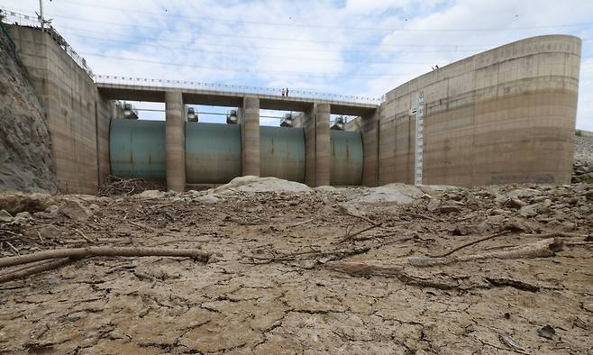 강원 강릉시 성산면 오봉저수지의 저수율이 15.9%까지 떨어진 28일 오후 저수지 바닥이 갈라져 있다. 오봉저수지 저수율이 10% 미만으로 떨어지면 소방차량 46대를 투입해 생활용수 1500t을 실어 나를 계획이다. 김영원 기자 forever@hani.co.kr