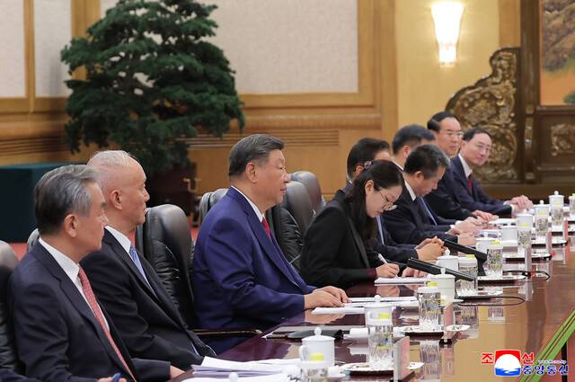 4일 오후 베이징 인민대회당에서 시진핑 중국 국가주석과 김정은 국무위원장이 회담을 하는 동안 시 주석의 옆에 왕이 중국 외교부장(맨 왼쪽)과 차이치 서기(왼쪽에서 두번째)가 배석하고 있다. 조선중앙통신 연합뉴스