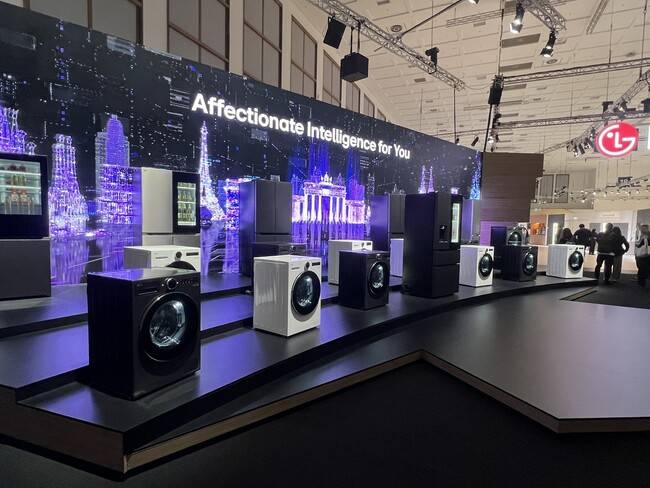 지난 4일(현지시각) 독일 베를린 국제 가전 전시회(IFA) 내 엘지(LG)전자 전시장에 인공지능 냉장고와 세탁기·건조기 등이 늘어서 있다. 베를린/박종오 기자