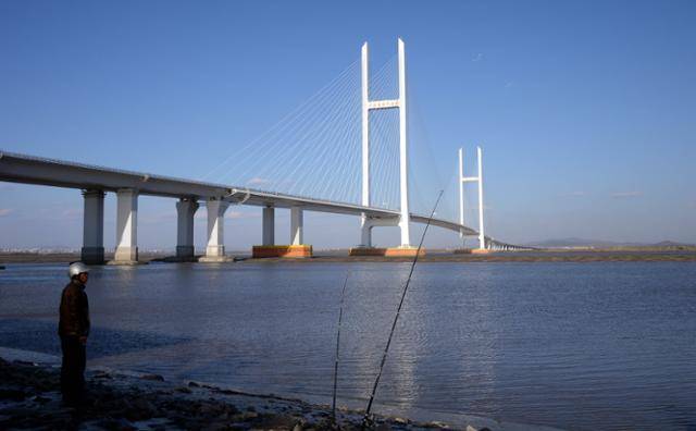 중국 단둥과 북한 신의주를 연결하는 왕복 4차선의 신압록강대교. 한국일보 자료사진