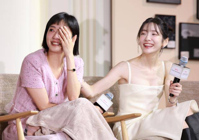 김고은(왼쪽)과 박지현이 '은중과 상연의 제작발표회에 참석했다. 이날 김고은은 '은중과 상연'에 대한 이야기 중 눈물을 흘렸다. 뉴스1