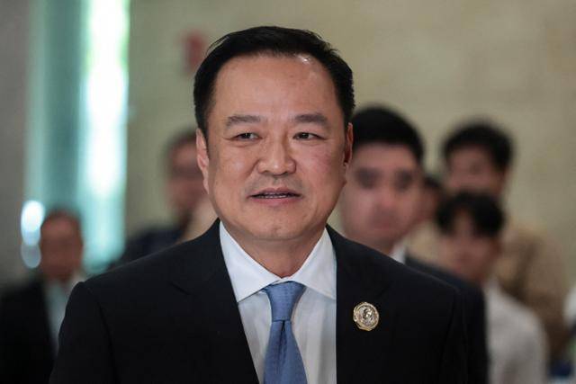 아누틴 찬위라꾼 태국 품짜이타이당 대표가 5일 총리 표결이 진행되는 방콕 국회의사당으로 들어서고 있다. 그는 이날 과반 이상의 표를 확보해 신임 총리로 선출됐다. 방콕=로이터 연합뉴스