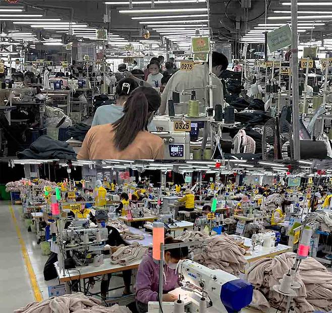 베트남 대형 봉제 공장에 모노로그를 적용하기 전(위)과 후 모습. 모노로그를 통해 작업자 생산성을 시각화할 수 있다 / 출처=시제