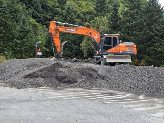 ▲ 4일 현재 태백산국립공원 3주차장에 도로 포장을 위해 기존 도로를 절삭해 걷어나온 폐아스콘과 폐콘크리트 등 대량의 건설폐기물이 임시로 적치돼 있어 관광지 미관을 해치고 있다.