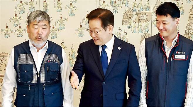 < 노총 위원장 만난 李 “싸워도 대화는 하자” > 이재명 대통령은 4일 대통령실에서 양대 노총(한국노총·민주노총) 위원장과 오찬 간담회를 열고 사회적 대화 기구에 참여할 것을 요청했다. 왼쪽부터 김동명 한국노총 위원장, 이 대통령, 양경수 민주노총 위원장. /연합뉴스