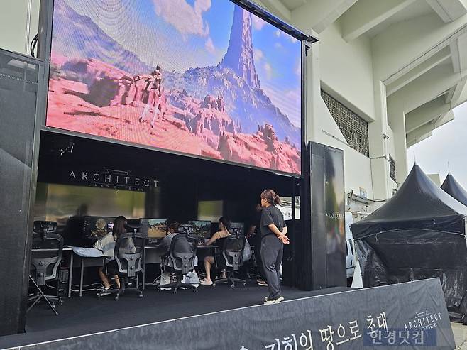 지난달 31일 오후 서울 송파구 잠실 야구경기장의 중앙 매표소 옆에 위치한 드림에이지의 신작 MMORPG 아키텍트 시연 트럭에서 20대 후반 여성들이 게임을 시연해보고 있다. 사진=박수빈 기자