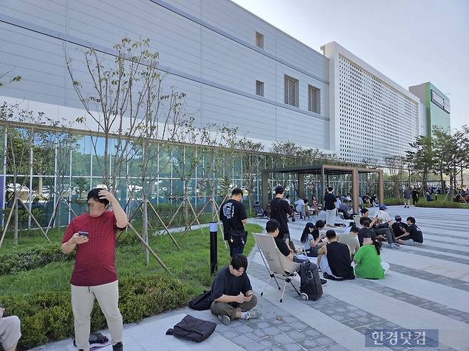 5일 인천 남동구에 문을 연 이마트 트레이더스 구월점 매장 앞에 소비자들이 입장하기 위해 줄을 서고 있다./사진=박수림 기자