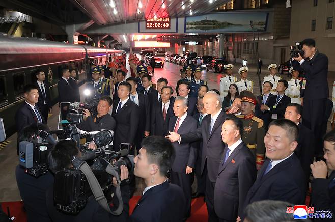 전승절 80주년 열병식 참석을 위해 중국을 방문한 김정은 북한 국무위원장이 4일 오후 시진핑 중국 국가주석과 양자회담 후 전용열차로 베이징을 출발했다고 조선중앙통신이 5일 보도했다. 연합뉴스