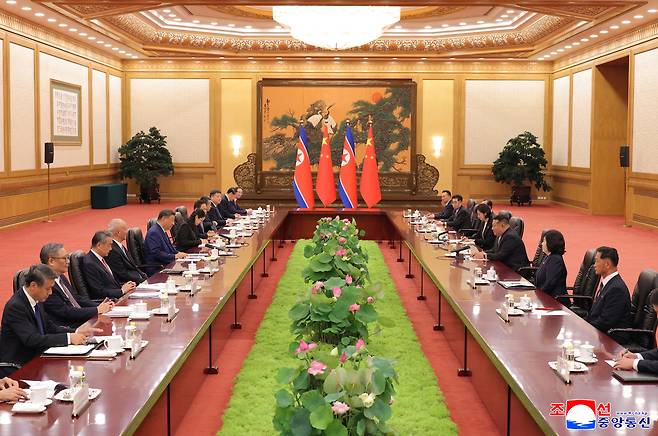 전승절 80주년 열병식 참석을 위해 중국을 방문한 김정은 북한 국무위원장이 4일 오후 시진핑 중국 국가주석과 양자회담을 개최했다고 조선중앙통신이 5일 이에 대해 보도했다. 연합뉴스