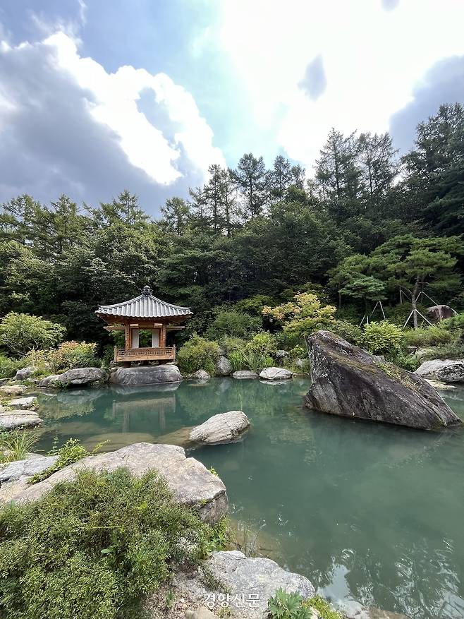 용이 돌아온다는 의미를 담은 용반연. 1급수에만 산다는 버들치와 산천어가 떼 지어 노닌다.