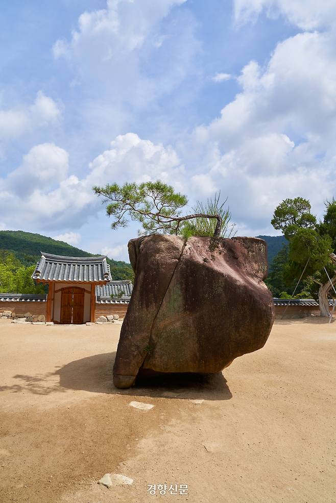 예술을 담는 공간이라는 뜻의 재예당 마당과 물고기 모양의 바위 ‘원주암’.