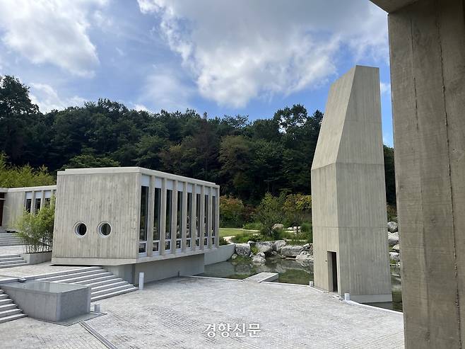 조선 중기의 문신이자 학자인 류성룡 선생을 추모하고 기리기 위해 설립된 병산서원. 앞마당에 높은 ‘독락의 탑’을 세웠고 그 안에 향을 피울 수 있는 사당을 만들었다.