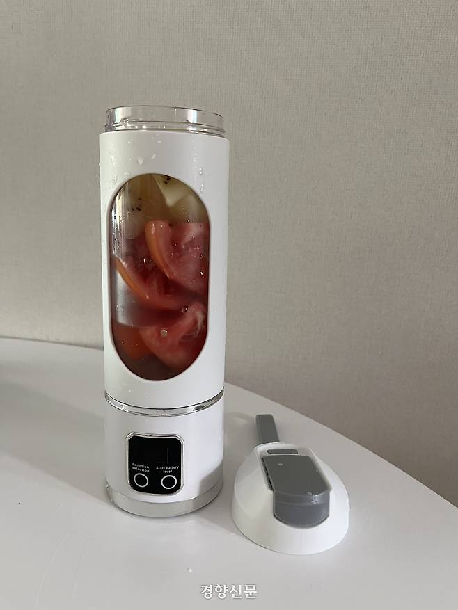 가득 채우면 작동하지 않는 용량 제한 블렌더. 두세 번 나눠 돌리는 귀찮음까지 따라온다.