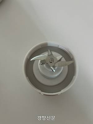 세척을 했는데, 세척이 되지 않은 아이러니. 칼날이 본체와 일체형이라 틈새 음식물이 남기 쉬운데, 물을 채워 돌려도 잔여물이 남는다.