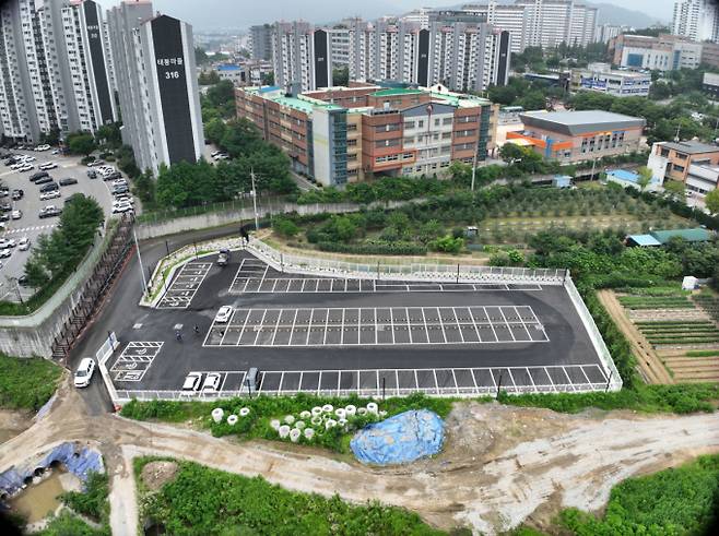 경기 포천시가 민선 8기 공약사업인 '노후공동주택 주차난 해소'를 위해 추진한 송우리(소흘4블록) 공영주차장. 쿠키뉴스DB