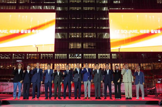 5일 서울 광화문광장에서 열린 광화문스퀘어 오프닝 세리머니에서 주요 참석자들이 KT 광화문빌딩 외벽 초대형 미디어월 점등을 기념하며 기념촬영을 하고 있다. 종로구청 제공