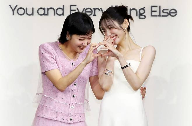 배우 김고은(왼쪽), 박지현이 5일 오전 서울 중구 앰버서더 서울 풀만 호텔에서 열린 넷플릭스 시리즈 '은중과 상연' 제작발표회에서 포즈를 취하고 있다. 뉴시스