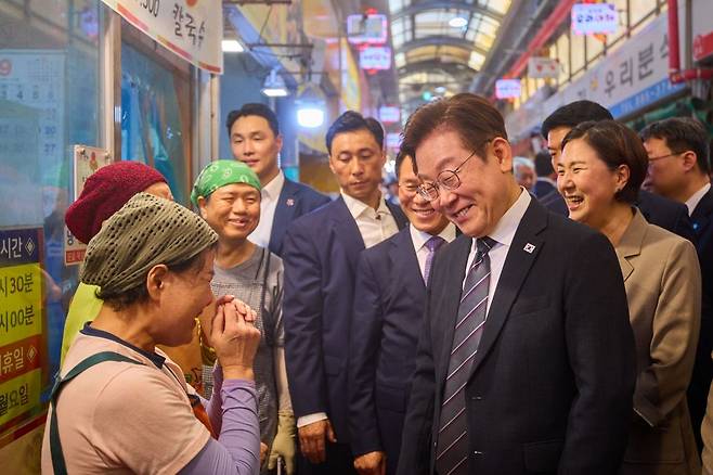 이재명 대통령이 5일 인천 미추홀구 용현시장을 찾아 상인들과 대화를 나누고 있다. 대통령실 제공