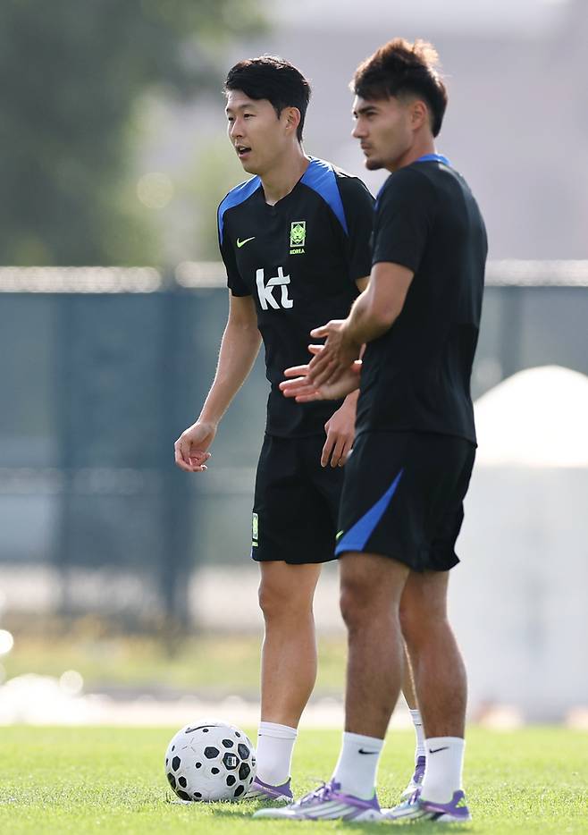 5일 미국 뉴욕 아이칸 스타디움에서 진행된 한국 축구 대표팀 훈련에서 손흥민과 옌스 카스트로프가 훈련에 열중하고 있다. 연합뉴스
