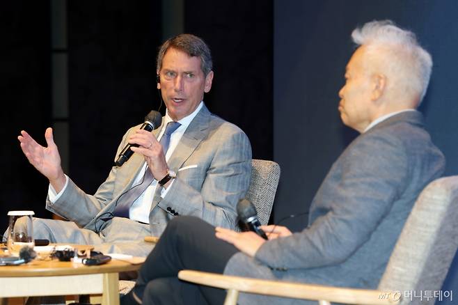 백용호 GK인사이츠 이사장(오른쪽)과 네이탄 로젠버그 인시그니엄 공동창업자 겸 대표가 4일 중구 웨스틴 조선 서울에서 GK인사이츠와 머니투데이 공동주최로 열린 '글로벌코리아인사이츠포럼'에서 '기업문화의 글로벌화'에 대한 대담을 하고 있다. /사진=이기범 기자 leekb@