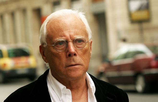 패션 분야 세계적 거장 조르지오 아르마니(이탈리아)가 91세로 세상을 떠났다. 사진은 2006년 11월18일(현지시각) 패션 디자이너 조르지오 아르마니가 이탈리아 로마에서 비아 콘도티를 걷고 있는 모습. /사진=로이터