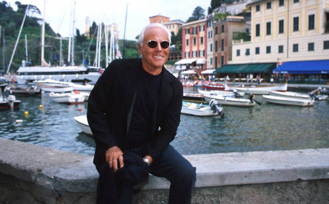 패션 분야 세계적 거장 조르지오 아르마니(이탈리아)가 91세로 세상을 떠났다. 사진은 2000년 5월13일(현지시각) 패션 디자이너 조르지오 아르마니가 이탈리아 포르토피노에서 열린 트로페오 제냐 세일링 레이스에 참가한 모습. /사진=로이터