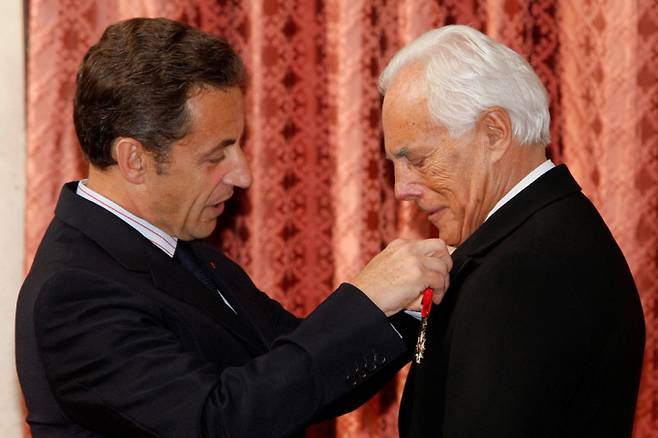 패션 분야 세계적 거장 조르지오 아르마니(이탈리아)가 91세로 세상을 떠났다. 사진은 2008년 7월3일(현지시각) 니콜라 사르코지 프랑스 대통령이 프랑스 파리 엘리제궁에서 열린 시상식에서 패션 디자이너 조르지오 아르마니에게 프랑스 레지옹 도뇌르 훈장을 수여하고 있는 모습. /사진=로이터