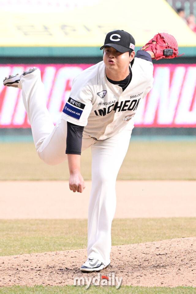 SSG 김민이 23일 오후 인천 SSG랜더스필드에서 진행된 ‘2025 신한 SOL BANK KBO리그’ 두산-SSG의 경기에서 역투를 펼치고 있다./마이데일리